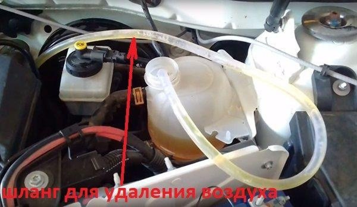 Пробка в системе охлаждения ниссан. Замена радиатора охлаждения террано. Воздушная пробка инфинити fx35. Система охлаждения ниссан ноут 1. Бачок охлаждающей жидкости renault duster.