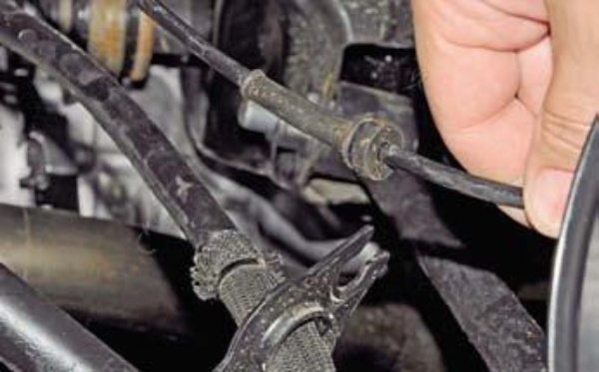 Трубки система тормоза на дастер 4х4 с абс. Задний колесный цилиндр рено дастер. Прокачиваем тормоза рено дастер. Прокачиваем тормоза рено дастер. Штуцер тормозного цилиндра рено логан 1.