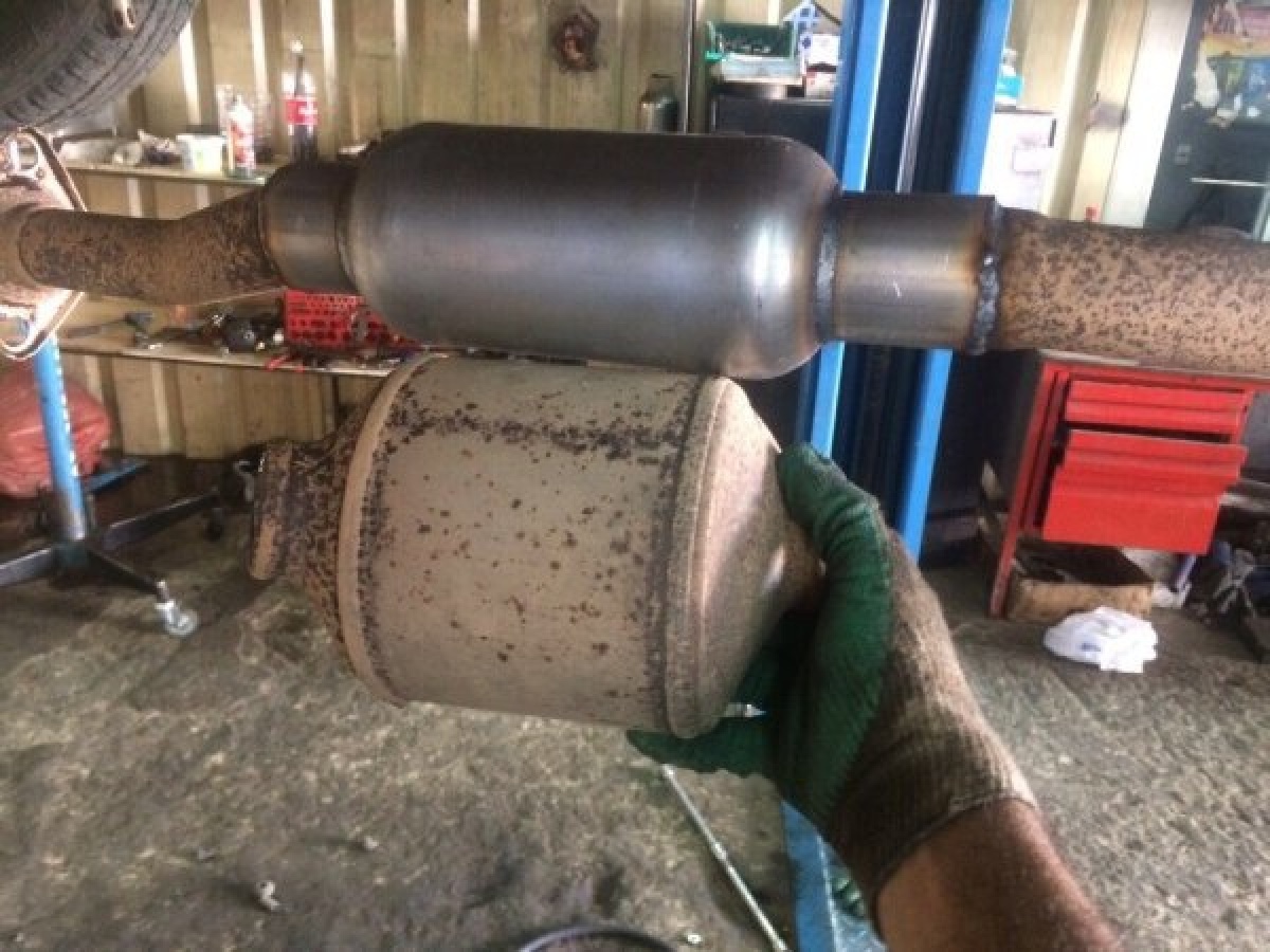 Удаляем катализатор рено логан. 6 8. Катализатор рено меган 2 1. Пламегаситель на дастер 2. Катализатор renault sandero 2.