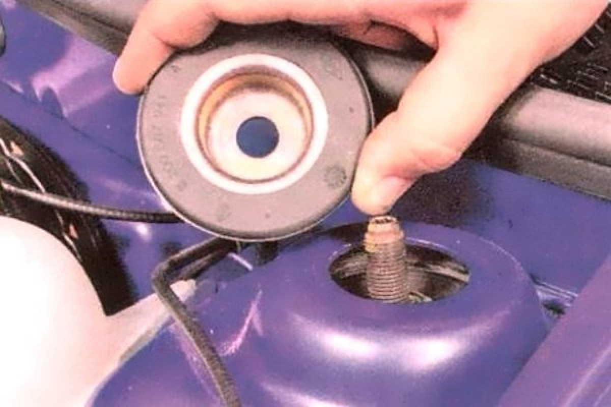 Крепления амортизаторов рено логан. Крепление заднего амортизатора рено логан 2. Гайка передней стойки рено логан. Крепления амортизаторов рено логан. Задние стойки рено логан 1.