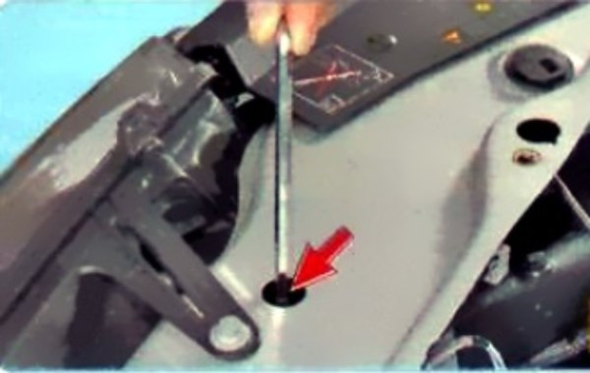 Регулировать фары логан. Регулировочные винты фары рено логан. Регулировочные винты фар логан 2. Рено логан 2 лампы фары. Регулировочные винты фар логан 2.