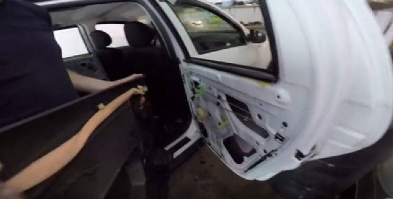 Дастер дверь разборка. Крепление обшивки рено дастер. Renault duster ii 2022 дверь задняя. Дастер дверь разборка. Заклепки на дверь рено лагуна 2.