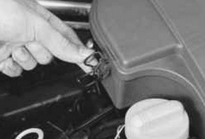 Замена воздушного фильтра Рено Логан 1.4 и 1.6 - обучающее видео и фотографии.
