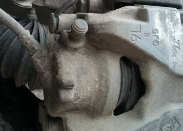 Замену передних колодок на автомобиле Рено Логан мы советуем выполнять в автосервисе профессиональными автомеханиками.