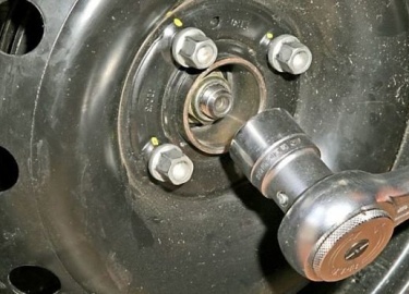 Пошаговая инструкция с фото и видео по замене подшипника передней ступицы на Рено Логан с АБС и без АБС, артикулы номера и размеры подшипников.