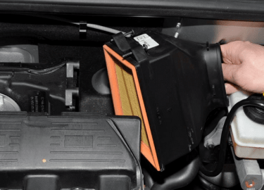 Очень часто владельцы хотят сделать замену воздушного фильтра своими руками на Рено Дастер, сделать это не трудно, нужно знать каталожный номер фил...