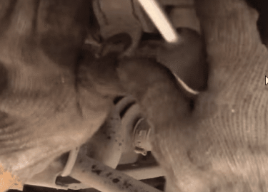 Видео урок по замене втулок заднего стабилизатора на автомобиле Рено Дастер 4X4.