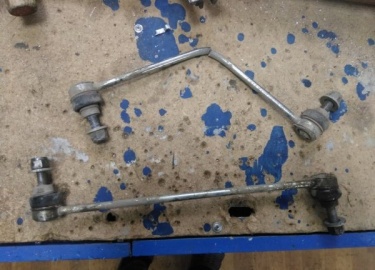 Подвеска Рено Дастер надежна, комфортна, но обслуживать надо и ее. Расскажем , как заменить передние и задние стойки и втулки стабилизатора Duster.