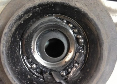 При замене амортизаторов оцените состояние опорных подшипников Логан. Замена этих деталей связана со снятием стоек, поэтому лучше сменить их сразу.