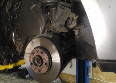 Как-то, катаясь по городу, начал замечать, что при прохождении затяжных левых поворотов стал появляться небольшой гул.