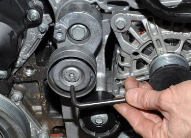 К числу регламентных работ относится замена ремня генератора на Дастере: производитель советует заменять старую деталь на новую через 60 тыс. км. п...