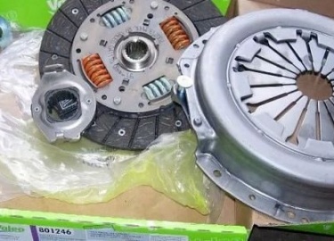 У авто Рено Логан рано и поздно нужно отрегулировать сцепление, это можно сделать на СТО, также и замена сцепления тоже делается у мастеров.