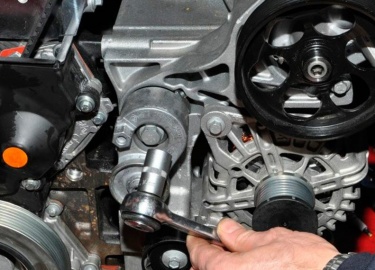 Рассматриваем время замены ремня и роликов. Обсуждаем, как снять и установить генератор. Диагностируем неисправность механизма.