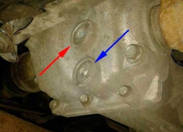 Меняем масло в раздатке или редукторе? Возникают вопросы. Инструкция по смене трансмиссионной жидкости. Видео.