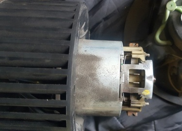 В автомобиле Рено Дастер вентилятор отопителя обеспечивает поступление холодного или горячего воздуха, при поломке нужна его замена. Как и на что м...