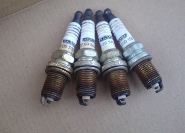 На данный момент существует ряд свечей зажигания, которые завоевали популярность у автовладельцев Рено Логан. Все эти свечи можно разделить на неск...