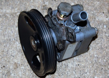 Меняем жидкость в ГУР. Периодичность замены, необходимые инструментыи жидкости, проводим процедуру самостоятельно.