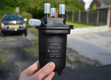 Рано или поздно вам потребуется замена топливного фильтра на Рено Дастер, для начало вам нужно узнать где он находится, а потом осуществить его зам...