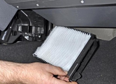 Обращаться на СТО для замены салонного фильтра на Рено Дастер, наверное, не стоит. Вы легко справитесь сами, прочитав текст.