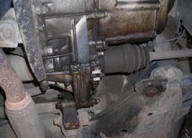 Течет масло между двигателем и коробкой: причины и устранение поломки. Течет масло между двигателем и коробкой: причины и устранение поломки