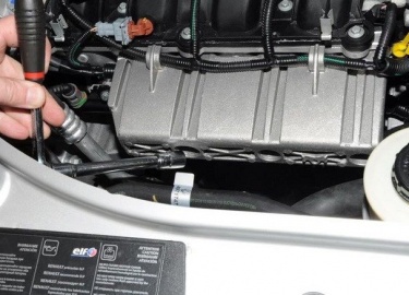 Когда необходима замена моторного масла в Рено Дастер с двигателем 2.0 или 1.6 владельцы не знают ехать в сервис или сделать замену своими руками