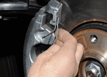 Статья о том, как можно легко заменить тормозные накладки на автомобиле Рено Дастер
