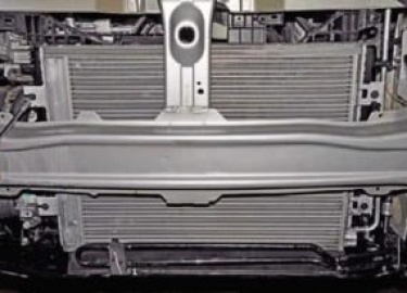 Радиаторная сетка в летнее время защищает радиатор от различных насекомых и грязи, а в зимнее время от замерзания. Но нужно правильно ее установить