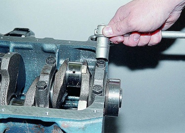 Замена вкладышей не снимая двигатель - этот простой вид ремонта не нуждается в большом количестве инструментов, но требует определенной сноровки.