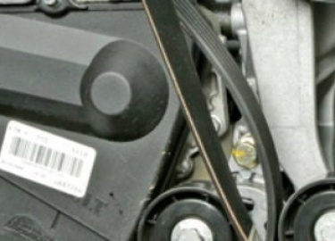 Действия по замене ремня в разных комплектациях Логана (поколение 1). Рассмотрено, как проверить натяжение. Каталожные номера запчастей Рено и подб...