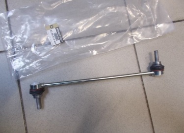 Стойка стабилизатора Рено Дастер улучшает поперечную устойчивость автомобиля. При выходе ее из строя слышны стуки на мелких кочках. Все что нужно з...