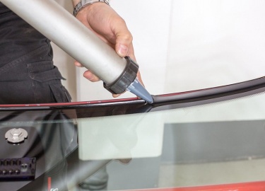 Замена лобового стекла Рено Дастер производится самостоятельно или с привлечением авто сервисов при участии опытных сотрудников.