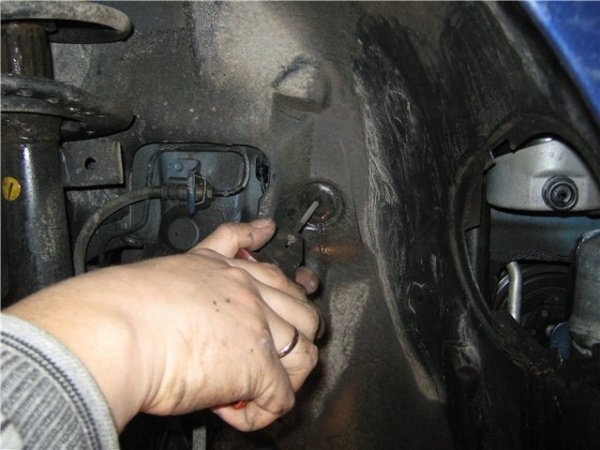 Снимаем шкив коленвала Дастер