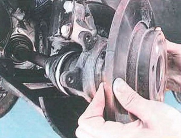 Демонтаж тормозного диска автомобиля Renault Logan
