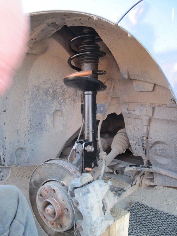 Поменять передние амортизаторы Рено Дастер