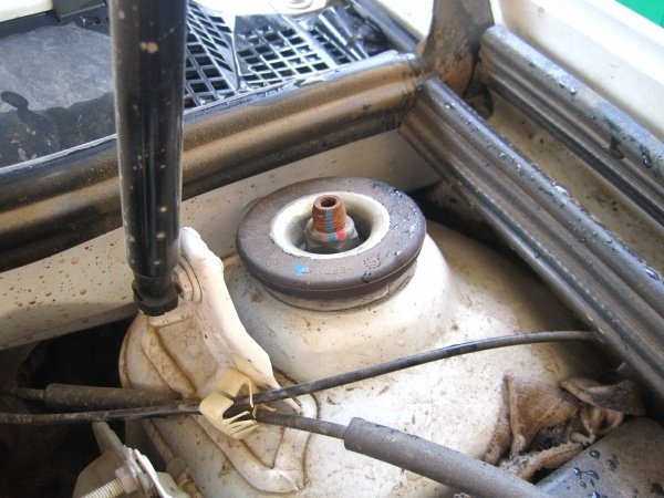 Поменять передние амортизаторы Рено Дастер