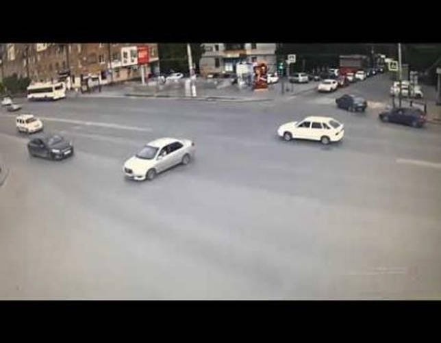 Миниатюра, заложенная для автокатастрофы с переворотом в центре Волгограда