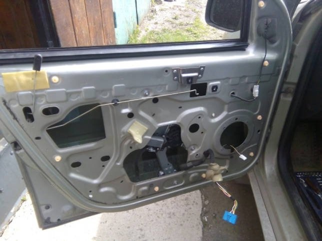 Снять обшивку передней двери Рено Дастер