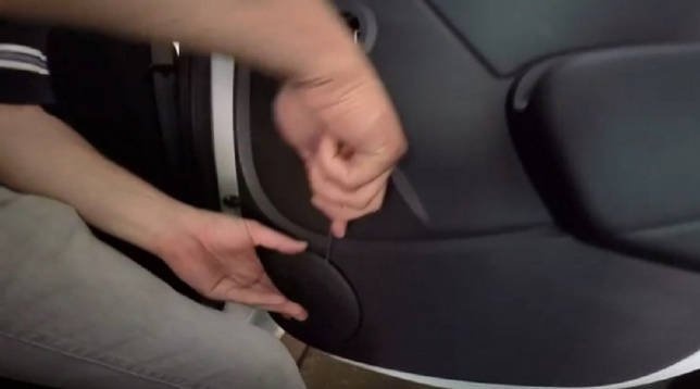 Снимаем обшивку задней двери Рено Дастер