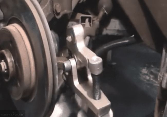 Демонтаж поворотного кулака рулевого управления Logan
