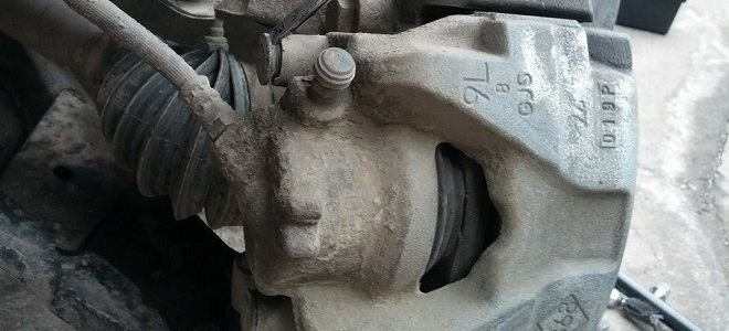 Замена передних тормозных колодок Renault Logan
