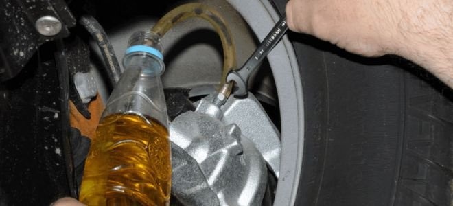 Замена тормозной жидкости в Рено Дастер